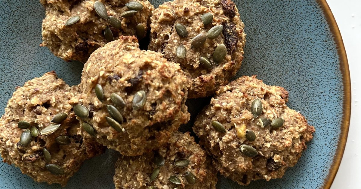 Banana and walnut cookies | Detox Kitchen