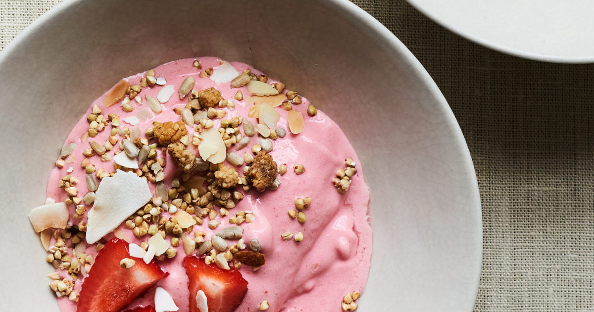 Strawberry Smoothie Bowl | Detox Kitchen