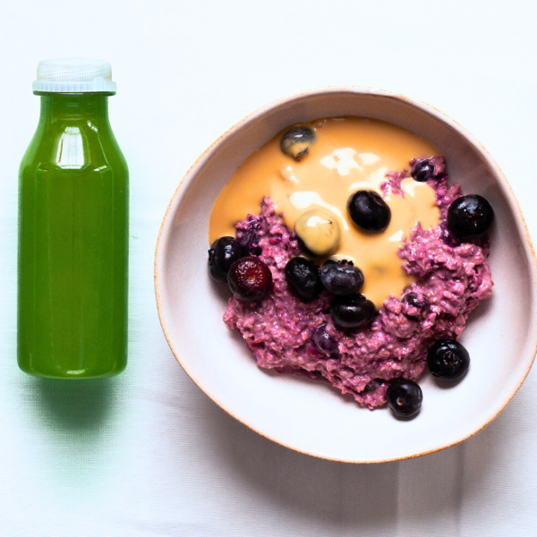 Breakfast Bundle: Overnight Oats with Berries, Plus a Green Cold-Pressed Juice
