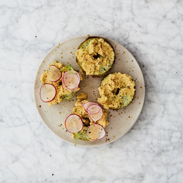 Broccoli bread bagels with homemade hummus and radishes