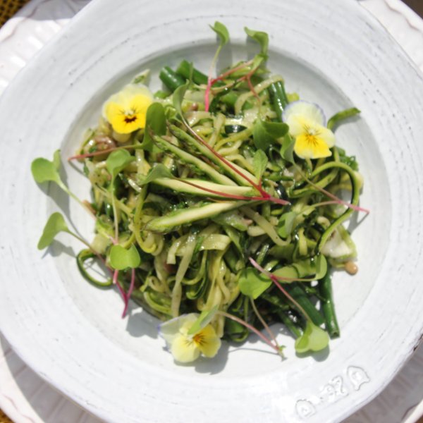 Flowers & Courgetti salad