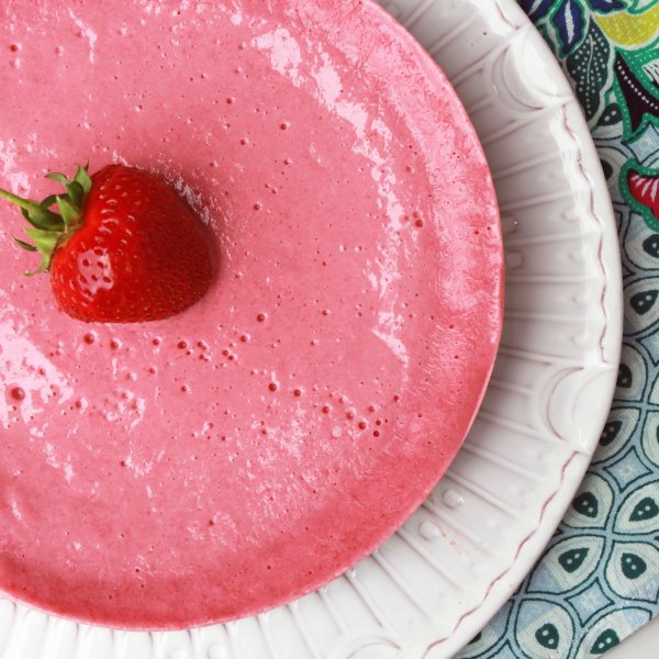 Frozen yoghurt and strawberry cake
